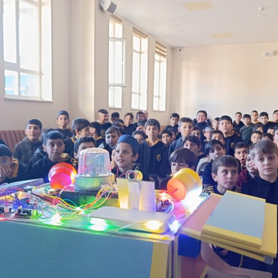 Çat Kapı Tiyatro: Ekranla Değil, Akranla Oyna