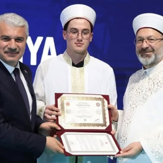 ESADER Valide Sultan âilesi, icâzet merasimine iştirak etti.