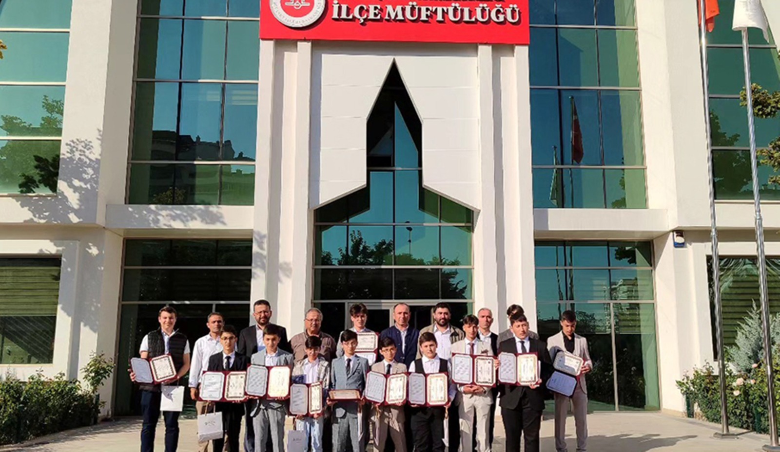 Kursumuzda dört talebemiz daha hıfzını tamamlayarak “hâfız” unvanına lâyık görüldü.